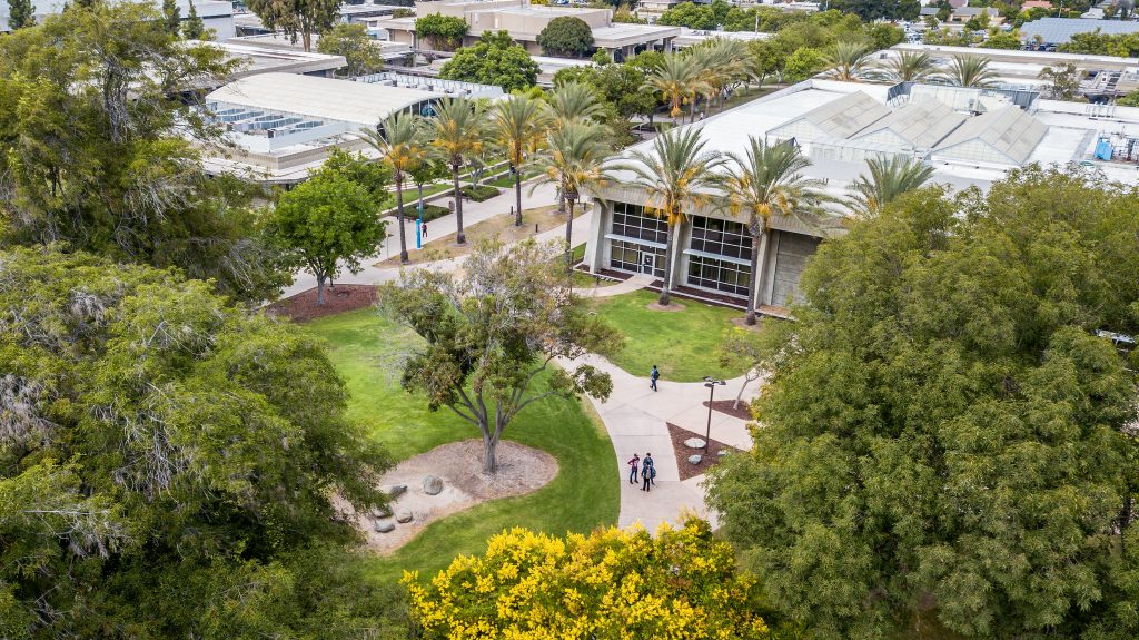 El programa AB 91 permite a estudiantes fronterizos acceder a la educación en instituciones comunitarias de California pagando matrícula como residentes locales