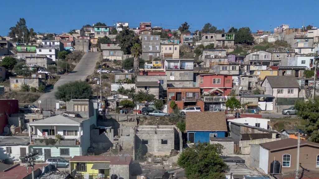 Expansión hacia el este (Valle de las Palmas, Terrazas del Valle, etc.) con fraccionamientos masivos, pero falta de servicios e infraestructura.