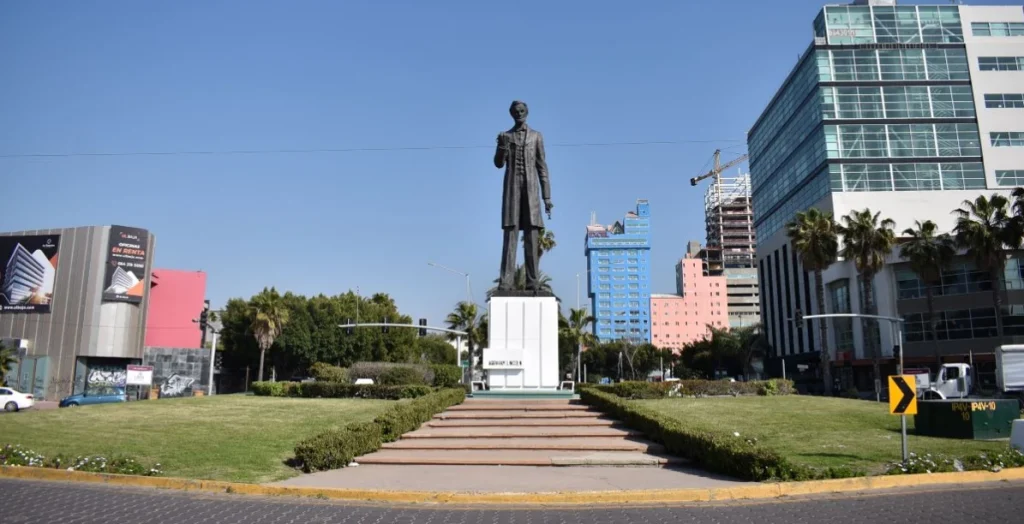 Si alguna vez has pasado por el Paseo de los Héroes en Río de Tijuana, quizá te hayas encontrado con una figura que llama la atención: Abraham Lincoln; aquí te decimos la razón por la cual se encuentre entre héroes mexicanos
