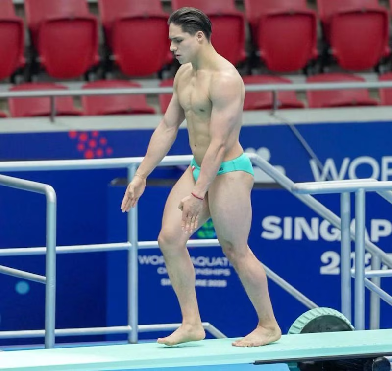 Osmar Olvera, nacido en Guadalajara, Jalisco, descubrió su pasión por los clavados a los 6 años, cuando su madre lo inscribió en clases de natación por recomendación médica