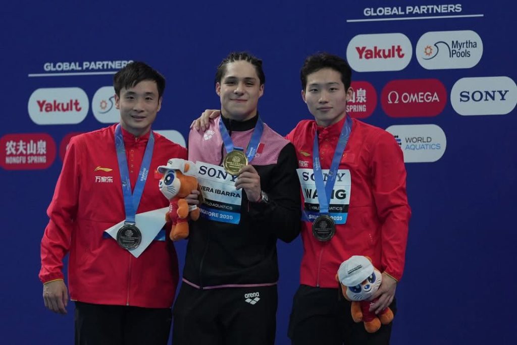 Osmar Olvera, nacido en Guadalajara, Jalisco, descubrió su pasión por los clavados a los 6 años, cuando su madre lo inscribió en clases de natación por recomendación médica