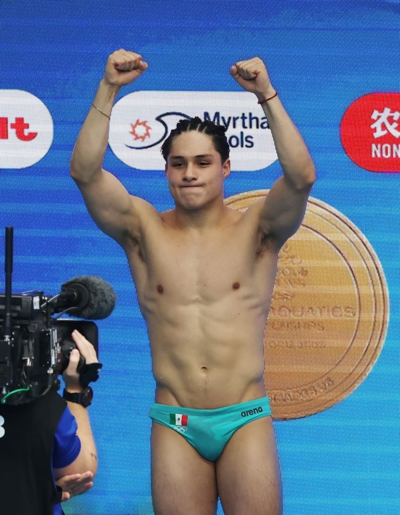 Osmar Olvera, nacido en Guadalajara, Jalisco, descubrió su pasión por los clavados a los 6 años, cuando su madre lo inscribió en clases de natación por recomendación médica