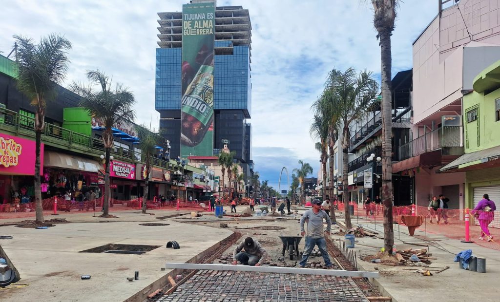 Los trabajos están a todo vapor para que la icónica Avenida Revolución estrene su nueva imagen a la par de los Fiestas Patrias