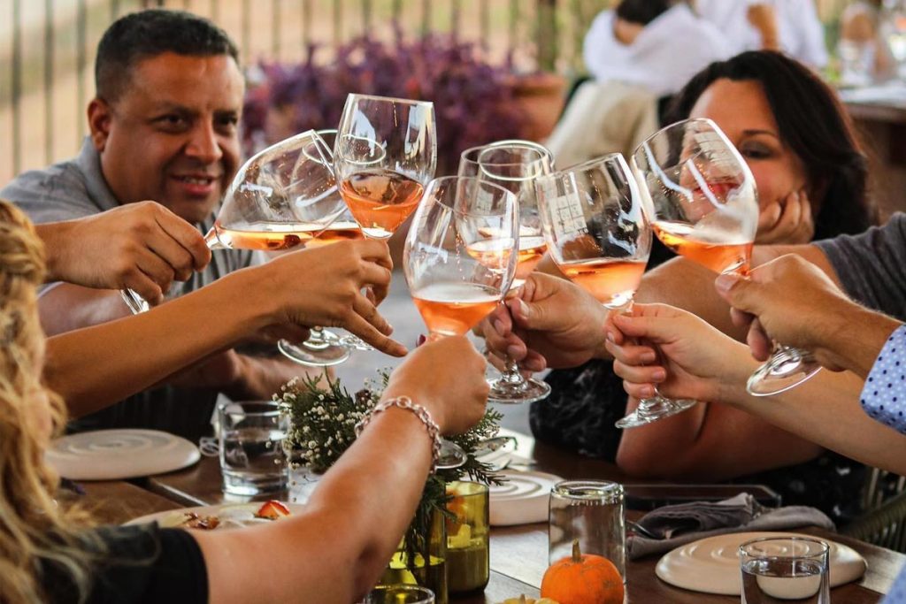 Con una capacidad cercana a los 2 millones de cajas al año, el Valle de Guadalupe se ha convertido en un motor económico, cultural y turístico para Baja California y México