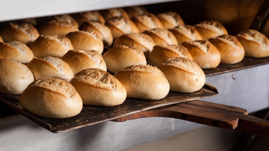 El bolillo es un pan blanco muy presente en el desayuno mexicano. Ya sea en tortas de tamal, con huevo o acompañando chilaquiles, es un alimento tradicional, pero ¿qué pasa si lo consumes todos los días?
