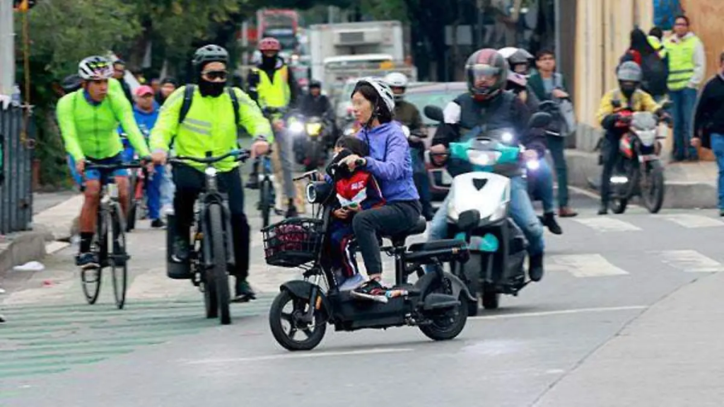 El Congreso de la Ciudad de México aprobó que scooters, bicimotos y bicicletas eléctricas exigiendo cuenten con placas, licencia de conducir y uso obligatorio de casco, además de prohibir su circulación en banquetas, ciclovías y carriles confinados