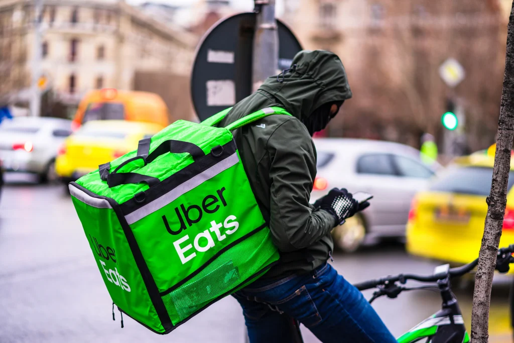 A partir de esta semana, repartidores afiliados a Uber Eats ya no podrán trabajar de forma simultánea con DiDi Food, según un nuevo ajuste en los términos y condiciones de la plataforma estadounidense