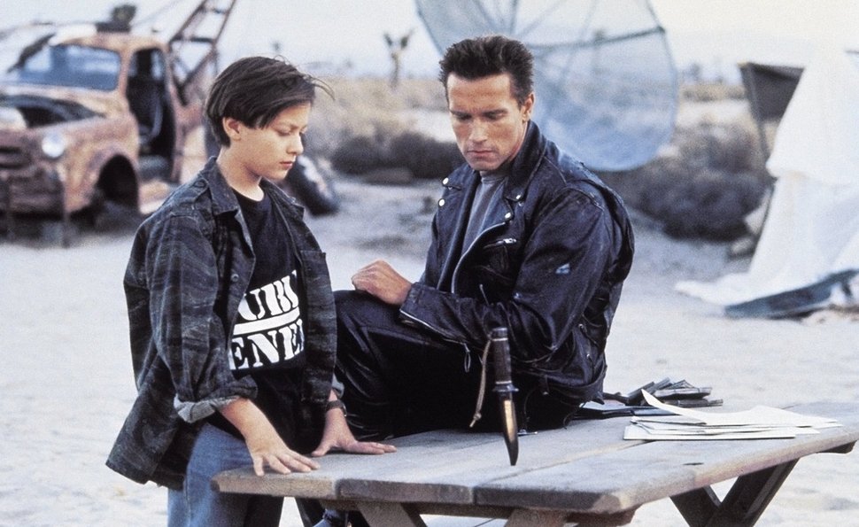 Más de tres décadas después de su estreno, Terminator 2: El juicio final (1991) sigue siendo mucho más que una película de acción. Es un espejo de nuestras ansiedades modernas: el miedo al destino, a la tecnología y a perder el control de nuestras propias decisiones.