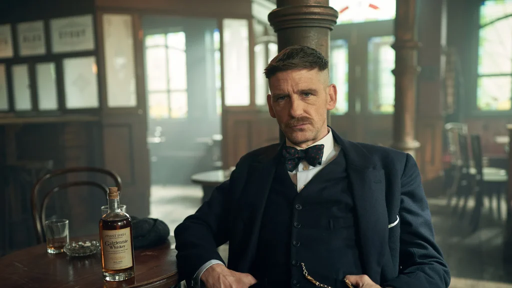 Peaky Blinders regresa. Netflix y la BBC han confirmado oficialmente una nueva serie secuela de Peaky Blinders, que continuará la historia tras la esperada película Peaky Blinders: The Immortal Man, programada para estrenarse en 2026.